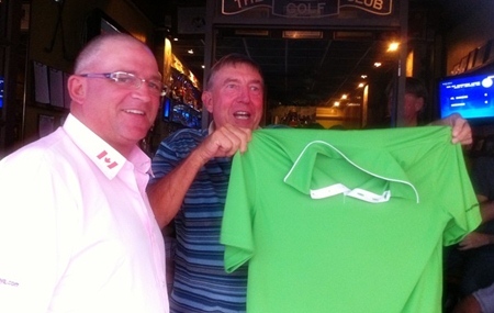 ‘Kaptain Klipboard’ Brad Sproxton (left) with the winner of the coveted Monthly Medal and shirt, Eddy Beibly.